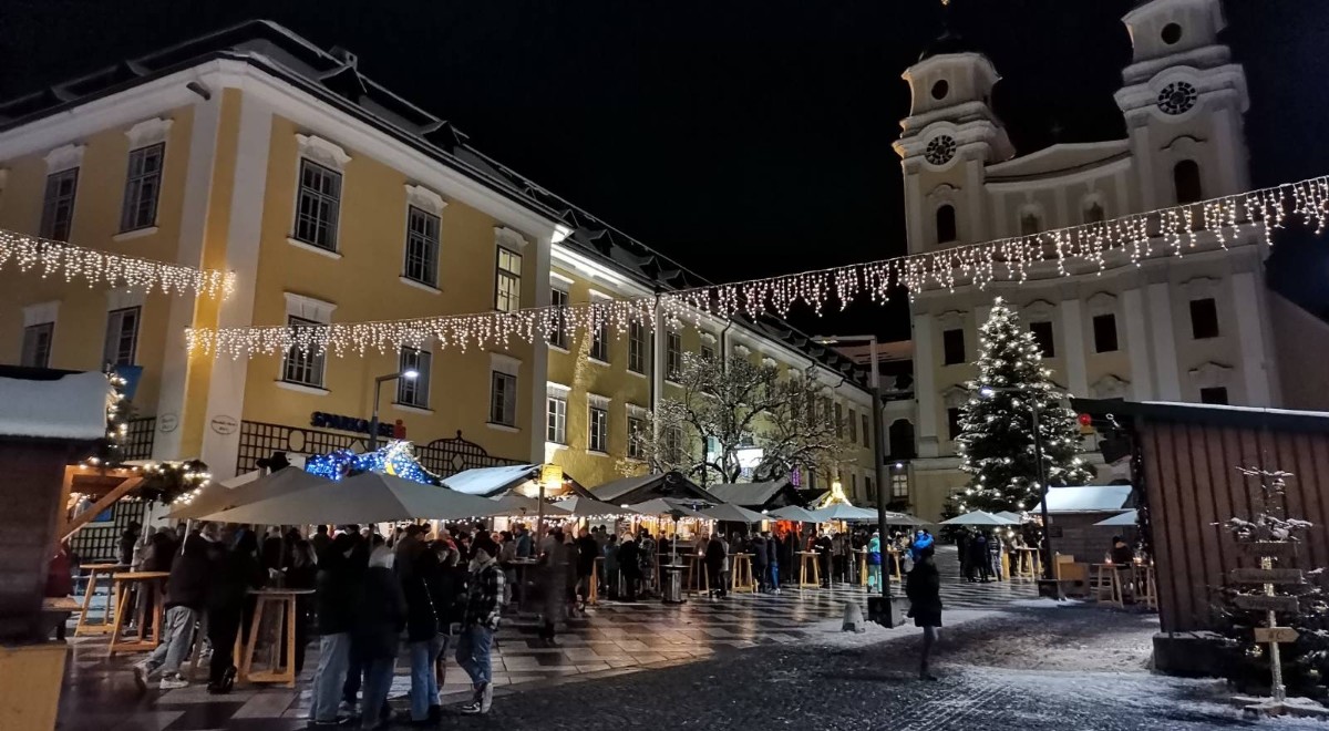 Basilika Mondsee mit Adventmarkt